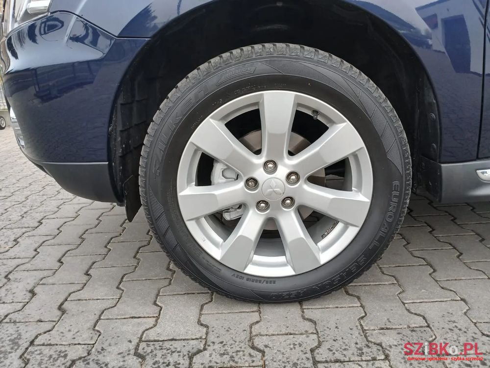 2010' Mitsubishi Outlander photo #2