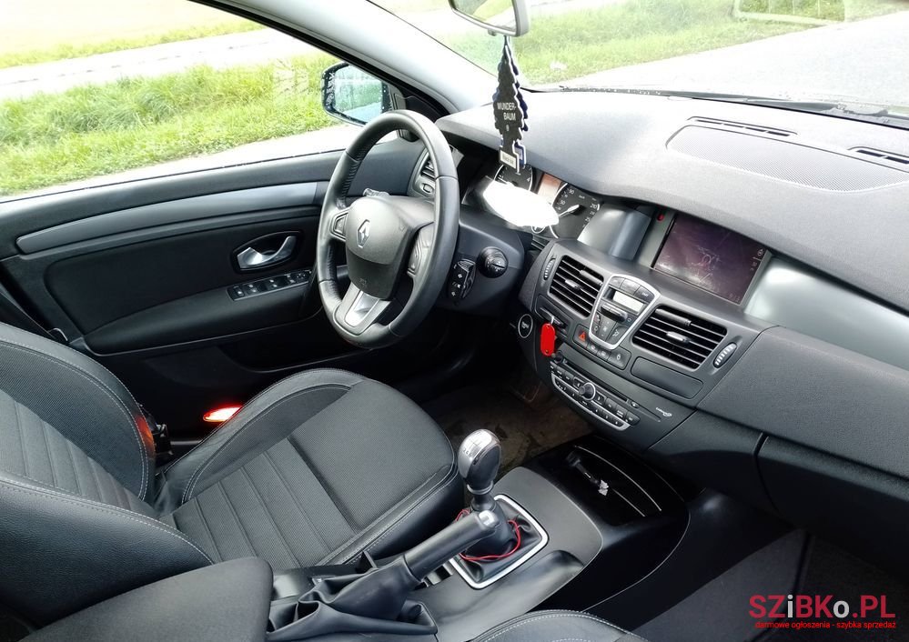 2008' Renault Laguna photo #5