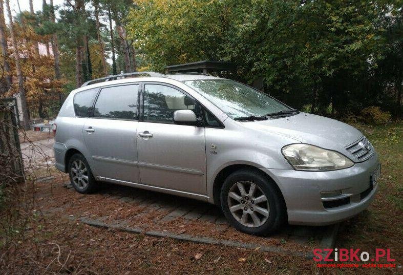 2004' Toyota Avensis photo #1