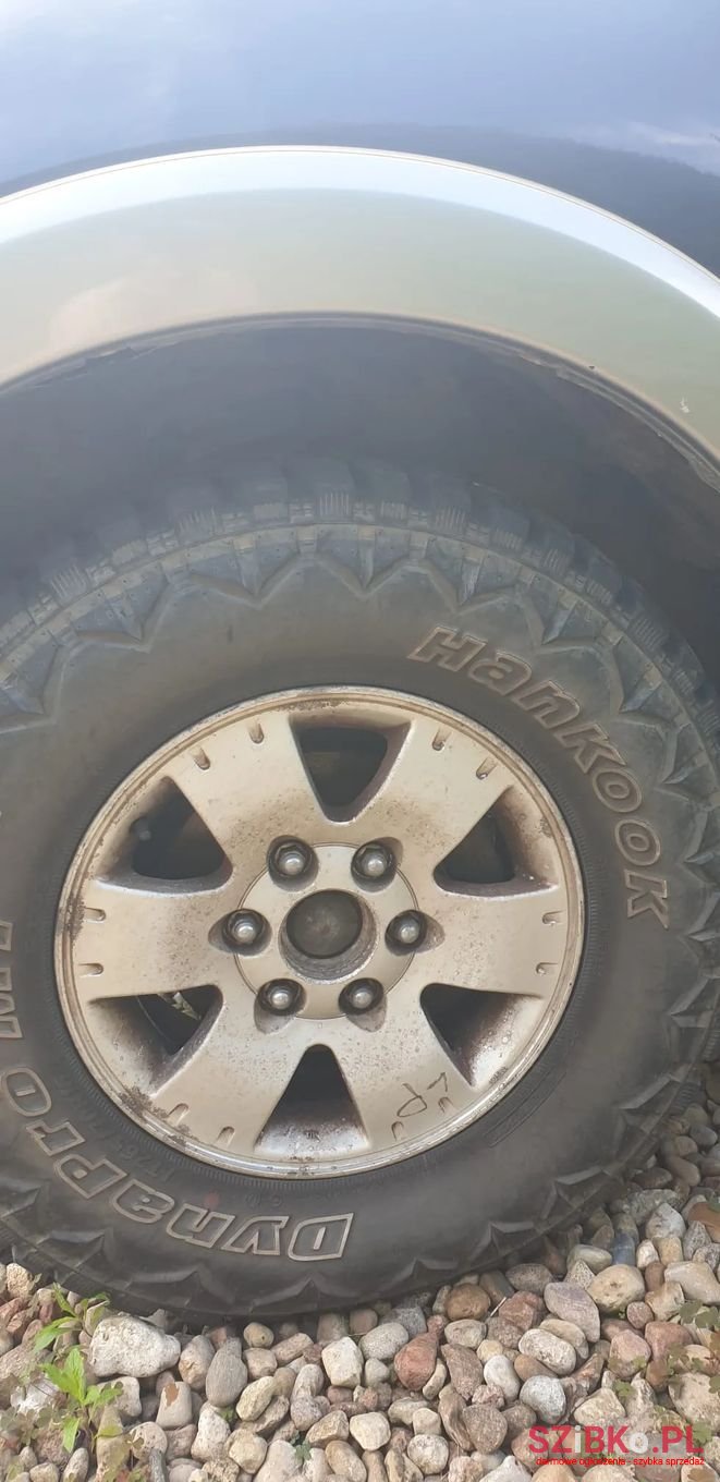 2004' Mitsubishi Pajero photo #3