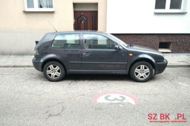 2002' Volkswagen Golf photo #1