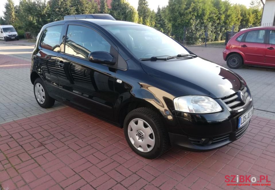 2008' Volkswagen Fox photo #2
