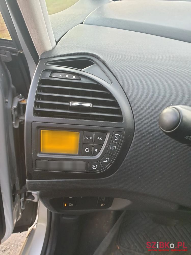 2011' Citroen C4 Picasso photo #5