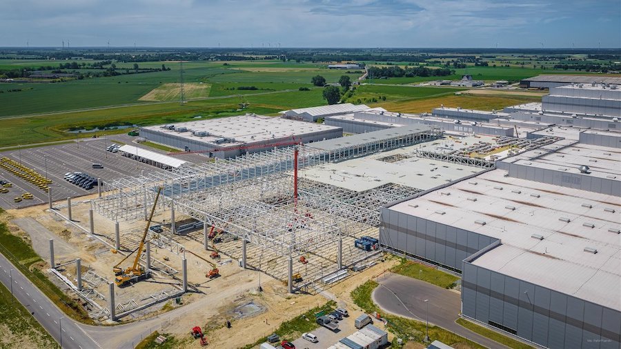 Wiecha na budowie nowych hal Volkswagen Poznań. We Wrześni powstaje zaplecze dla elektrycznego Craftera