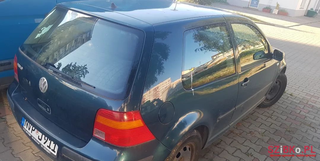 2001' Volkswagen Golf photo #2