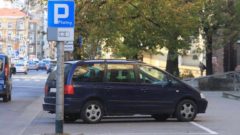 Nie będzie dyskryminacji w opłatach za parkowanie w Krakowie? WSA uznał skargę RPO