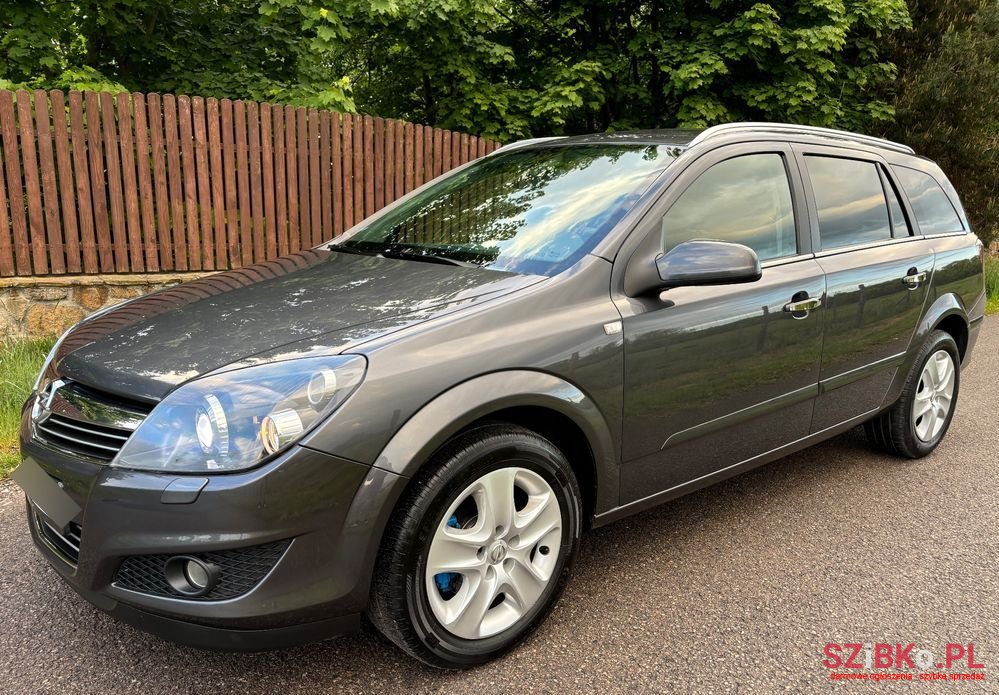 2010' Opel Astra 1.8 Caravan photo #3