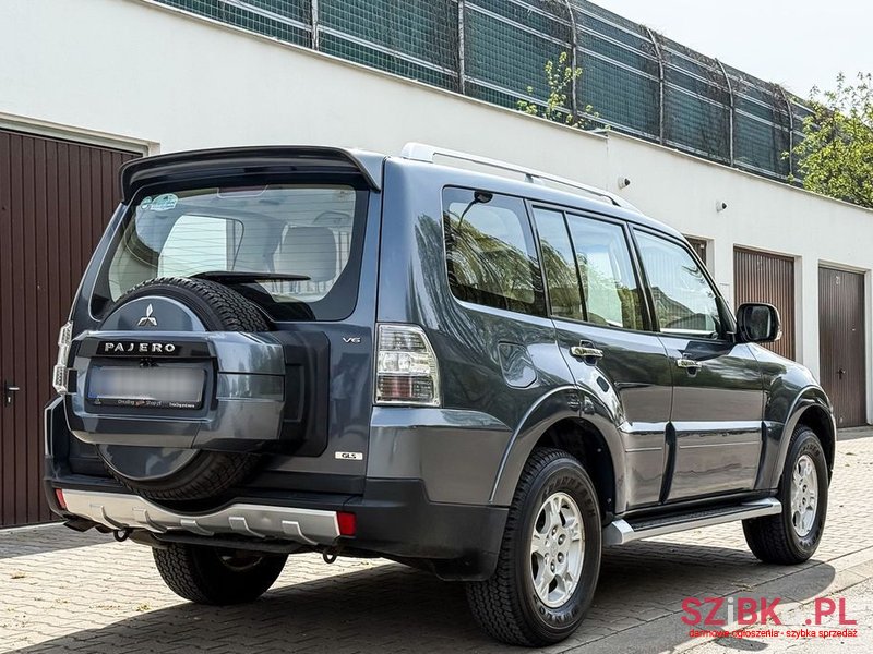 2007' Mitsubishi Pajero photo #2
