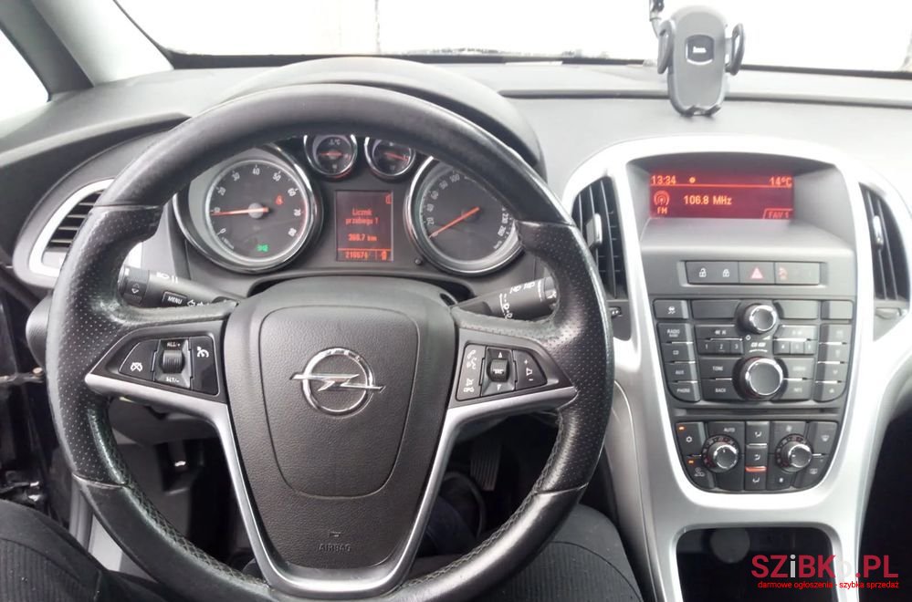 2010' Opel Astra photo #4