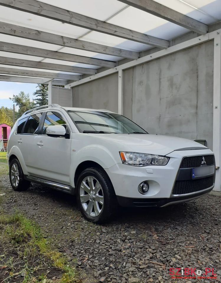 2010' Mitsubishi Outlander photo #2