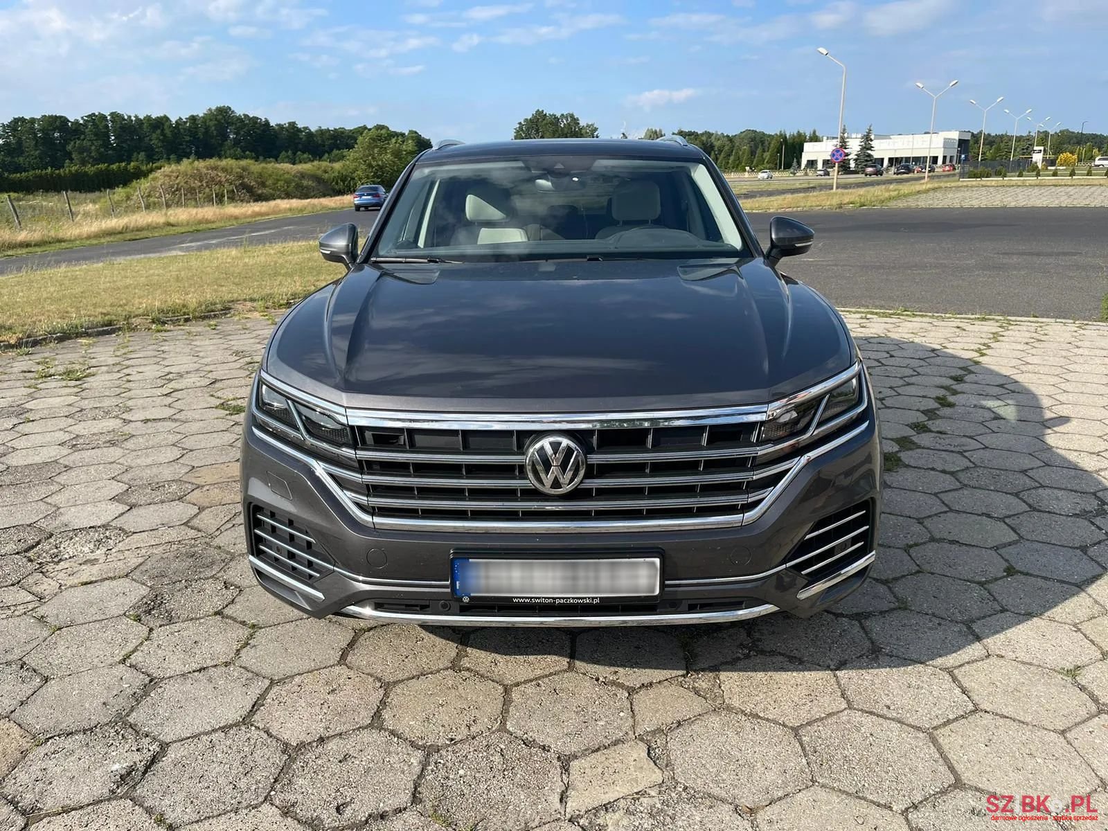 2019' Volkswagen Touareg photo #4