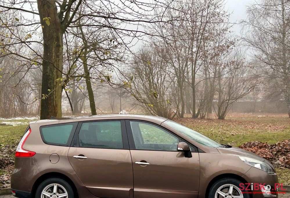 2011' Renault Scenic photo #3