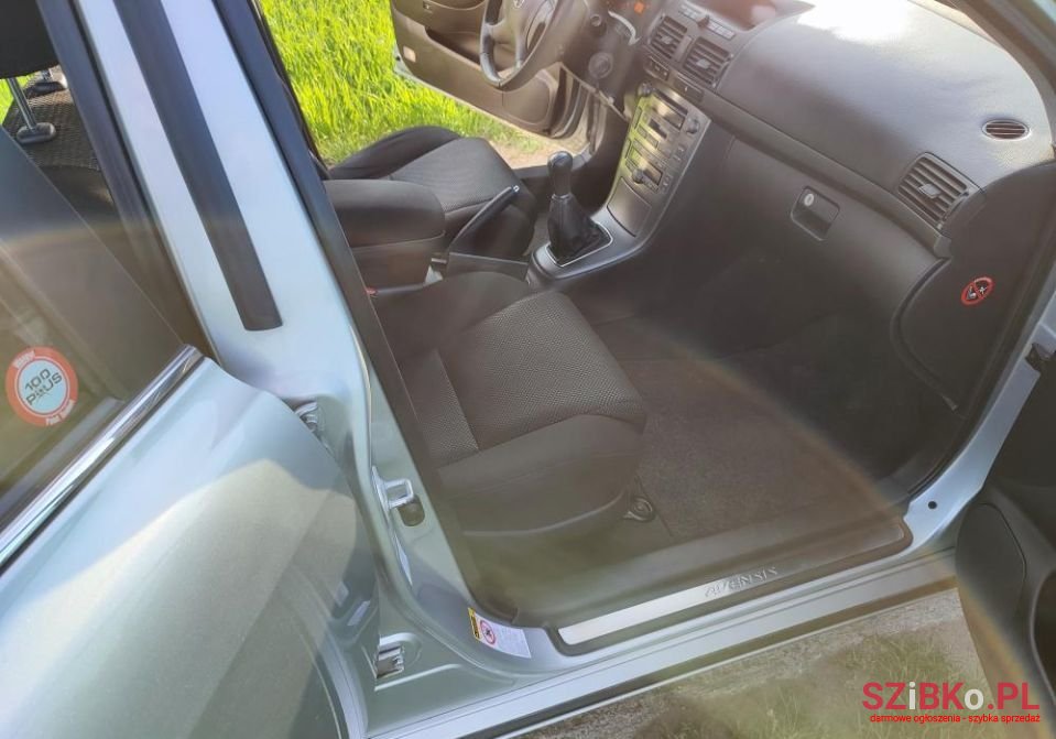 2005' Toyota Avensis photo #5