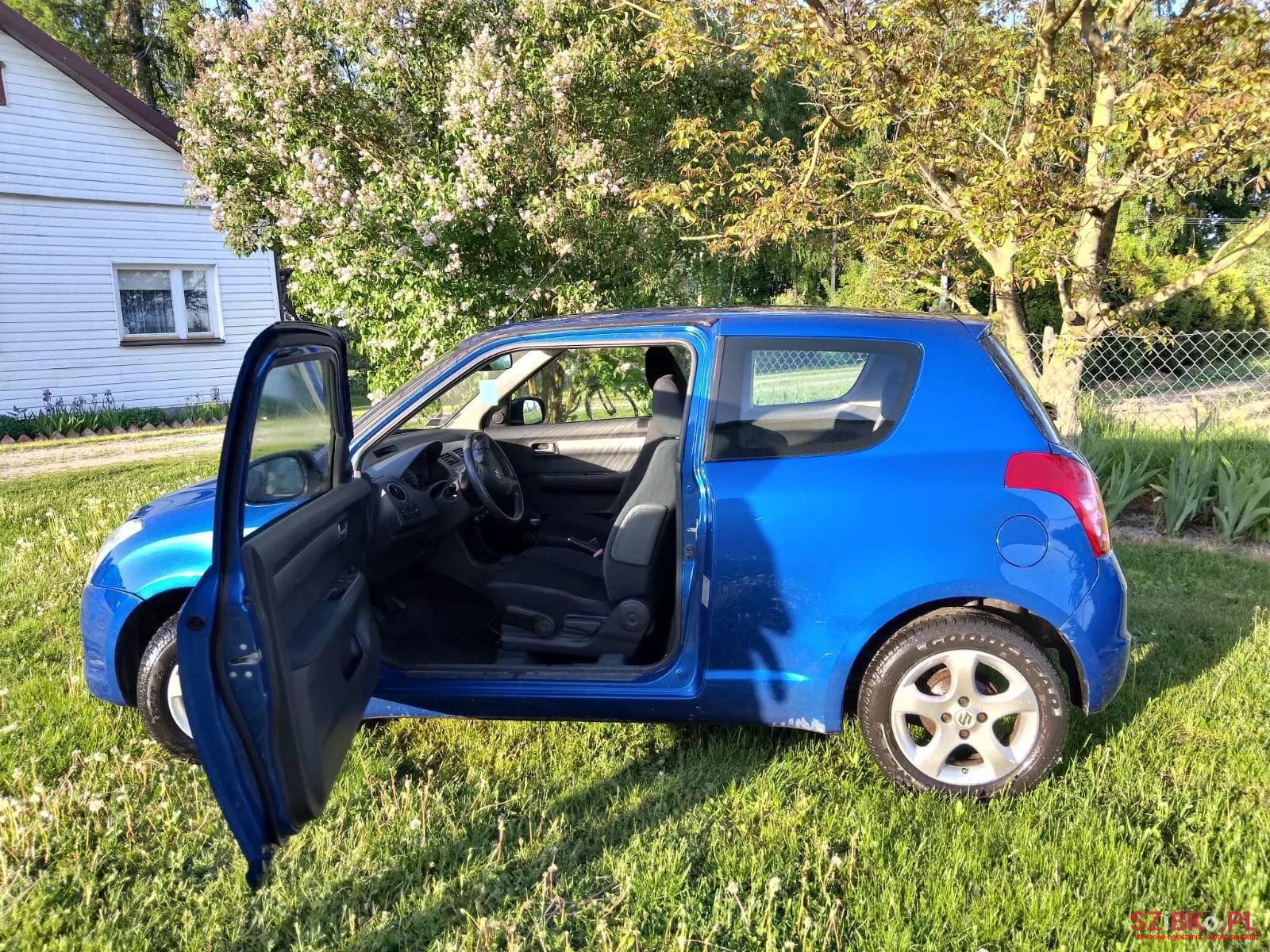 2009' Suzuki Swift photo #3