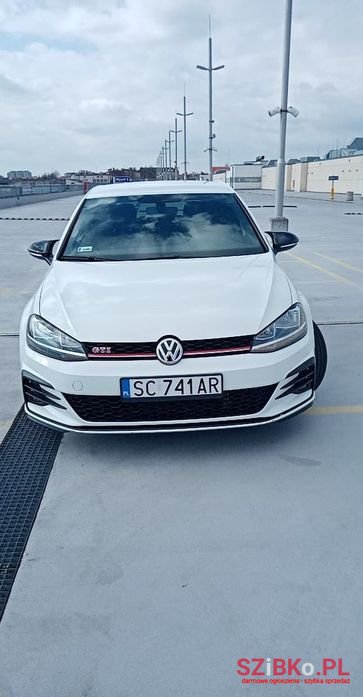 2019' Volkswagen Golf photo #2