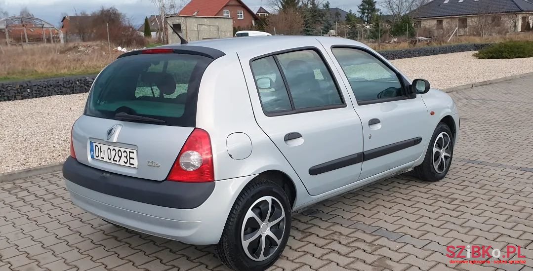 2002' Renault Clio photo #2