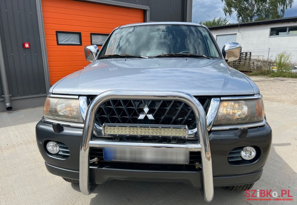 2004' Mitsubishi Pajero Sport photo #2