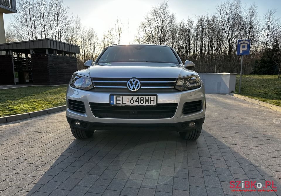 2011' Volkswagen Touareg photo #2