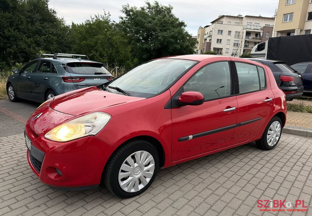2010' Renault Clio photo #1