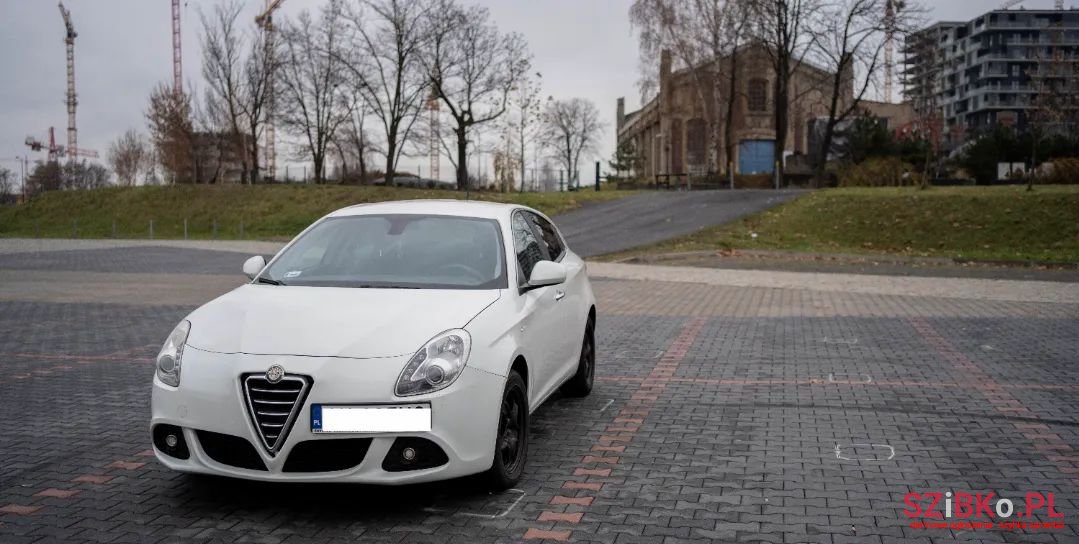 2011' Alfa Romeo Giulietta photo #1