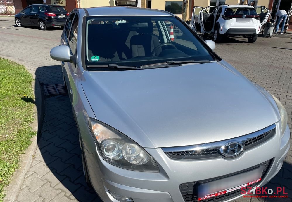 2009' Hyundai i30 I30Cw 1.4 Comfort photo #2