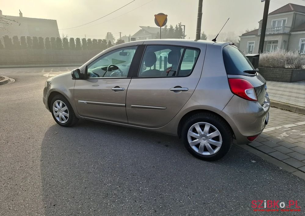 2011' Renault Clio 1.2 16V Alize photo #3