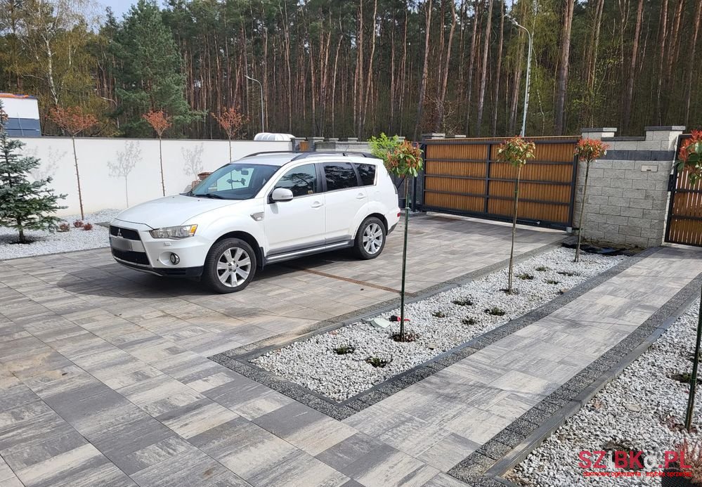 2010' Mitsubishi Outlander photo #1