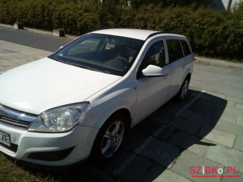 2010' Opel Astra photo #1