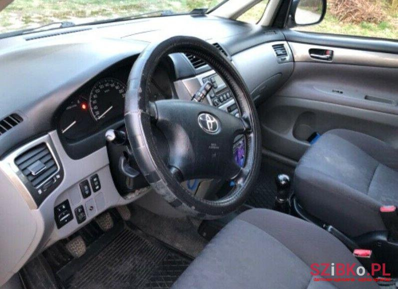 2002' Toyota Avensis photo #1