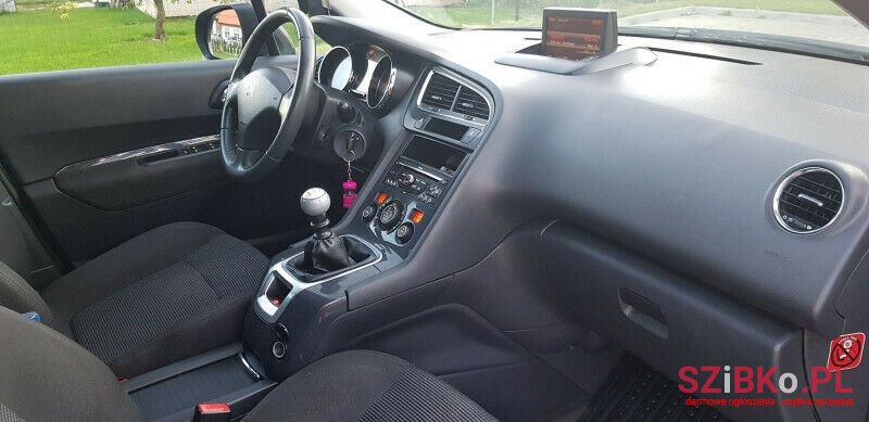2010' Peugeot 5008 photo #4
