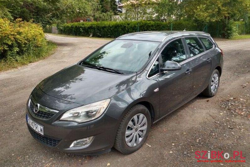 2011' Opel Astra photo #1