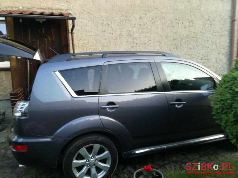 2011' Mitsubishi Outlander photo #2