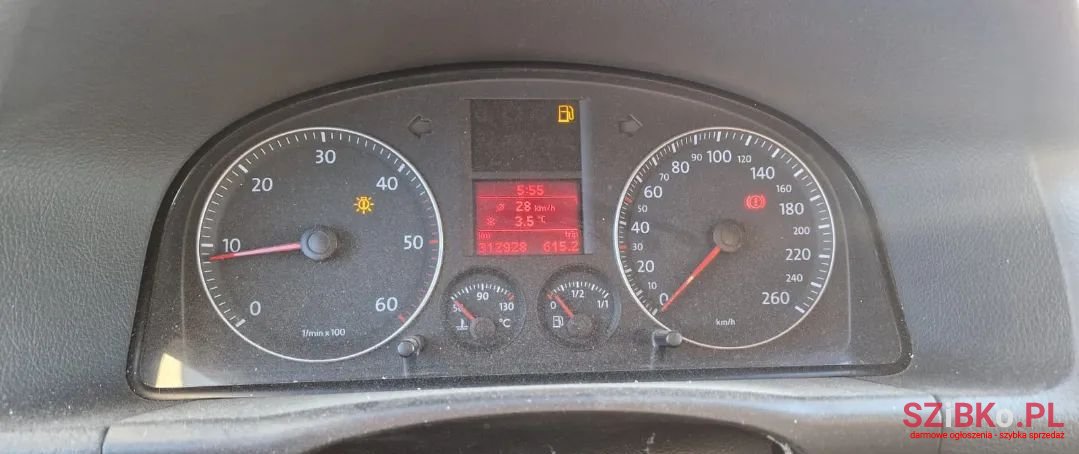 2004' Volkswagen Touran photo #5