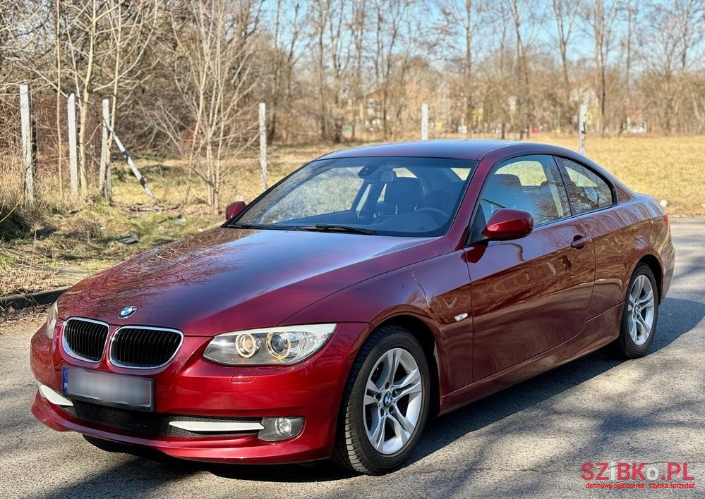 2010' BMW 3 Series 320I photo #3