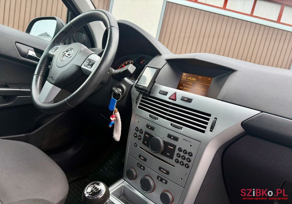 2011' Opel Astra 1.6 Active photo #6