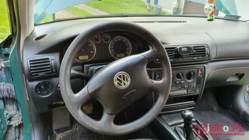 2002' Volkswagen Passat photo #3
