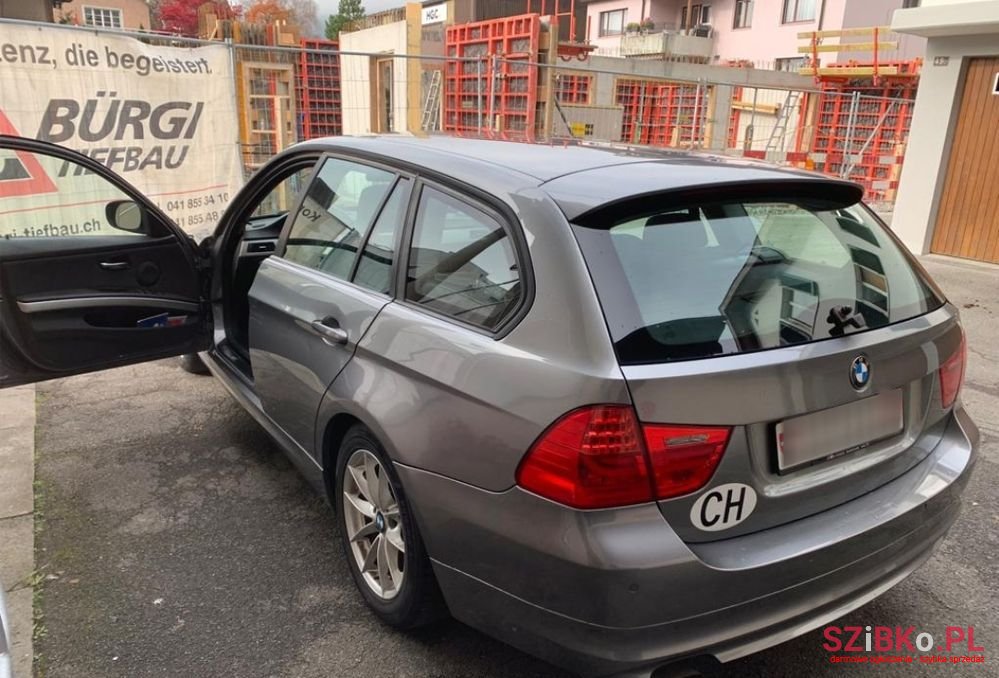2010' BMW 3 Series 318I Touring photo #2