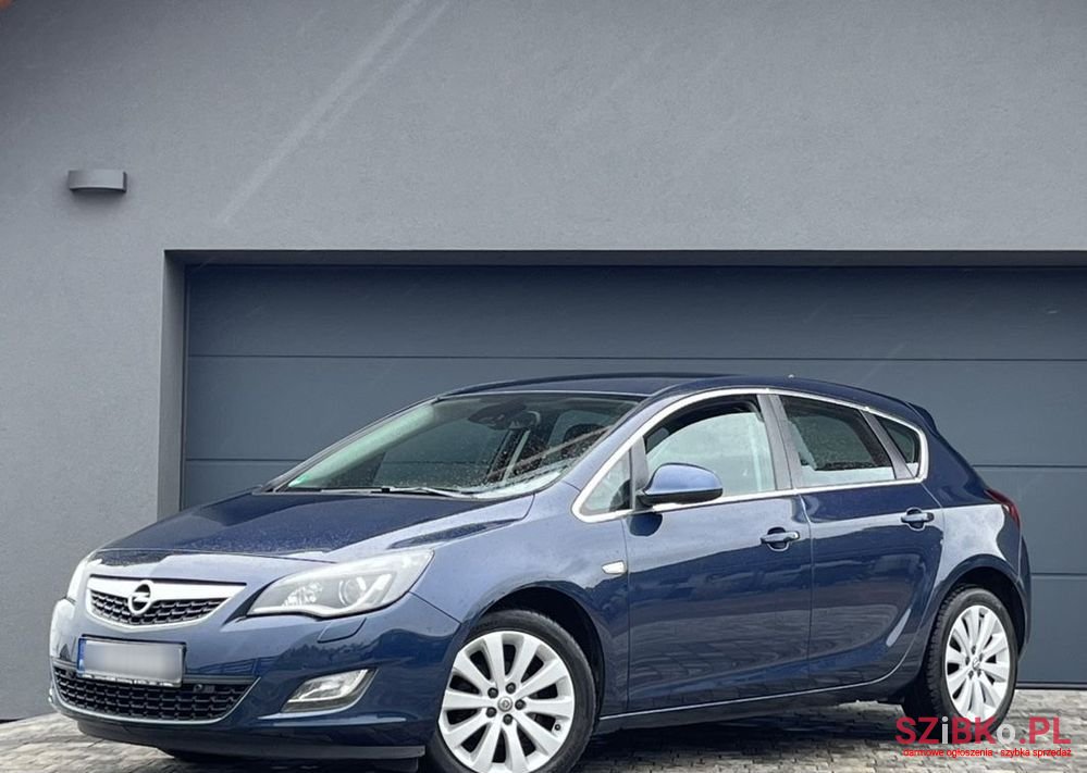2010' Opel Astra photo #2