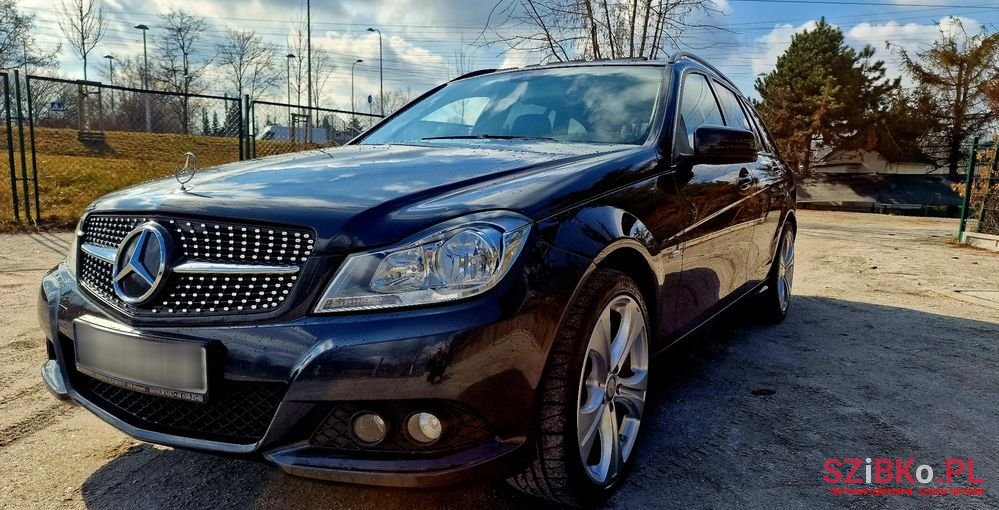 2011' Mercedes-Benz C-Class photo #3