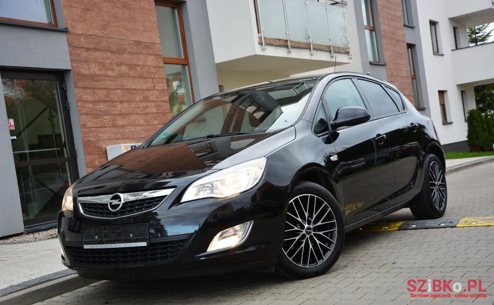 2011' Opel Astra Sport photo #1