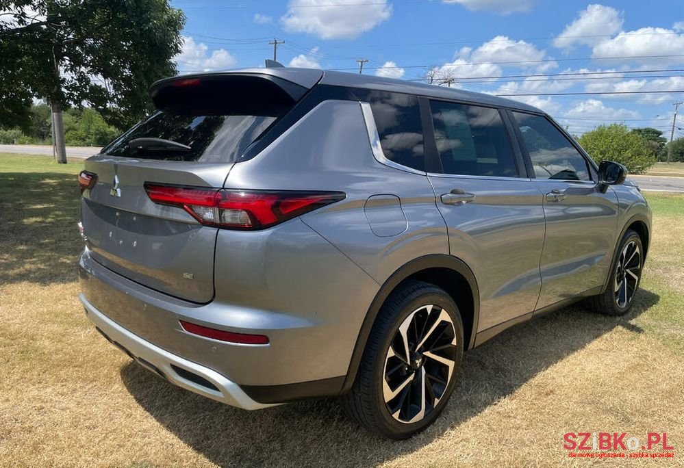 2022' Mitsubishi Outlander photo #5