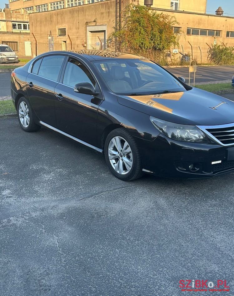 2011' Renault Latitude photo #3