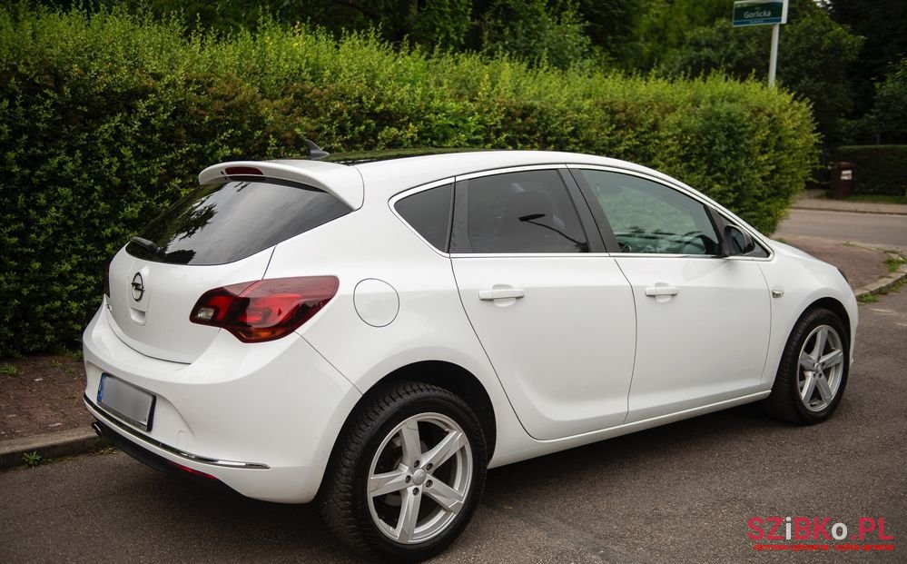 2014' Opel Astra photo #5