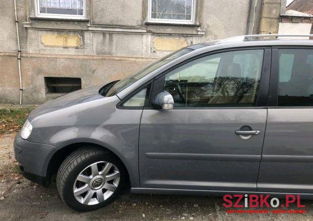 2005' Volkswagen Touran photo #1