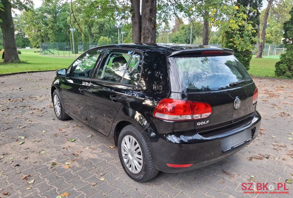 2009' Volkswagen Golf photo #2