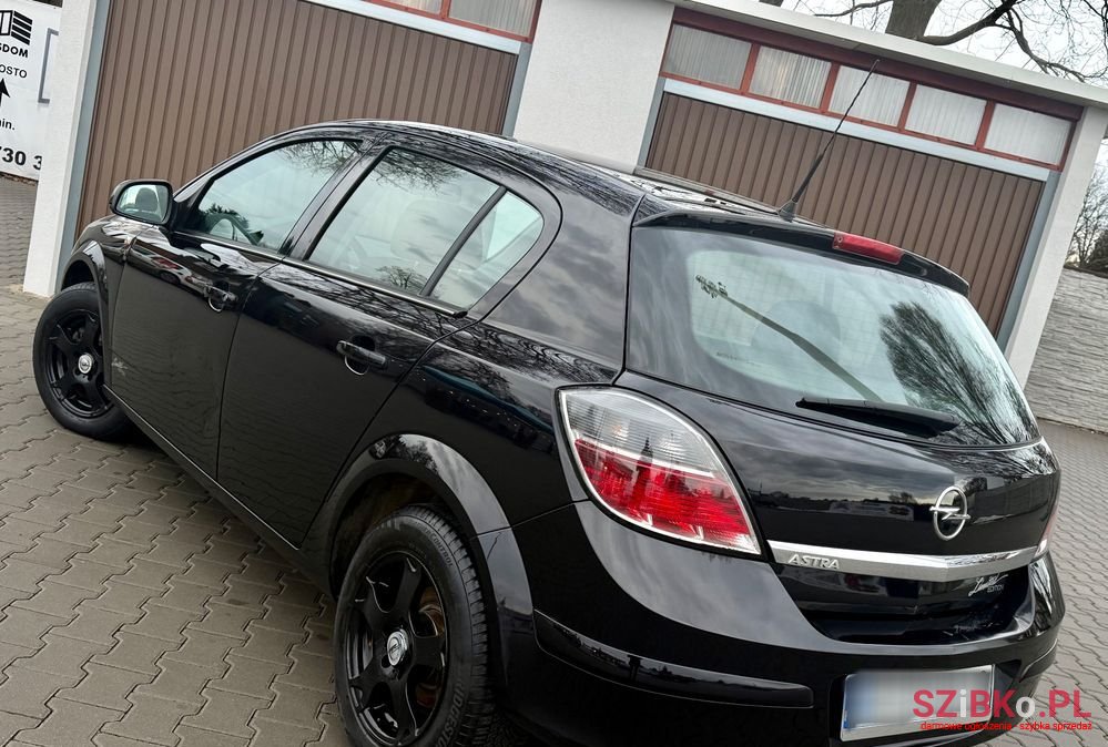 2011' Opel Astra 1.6 Active photo #4