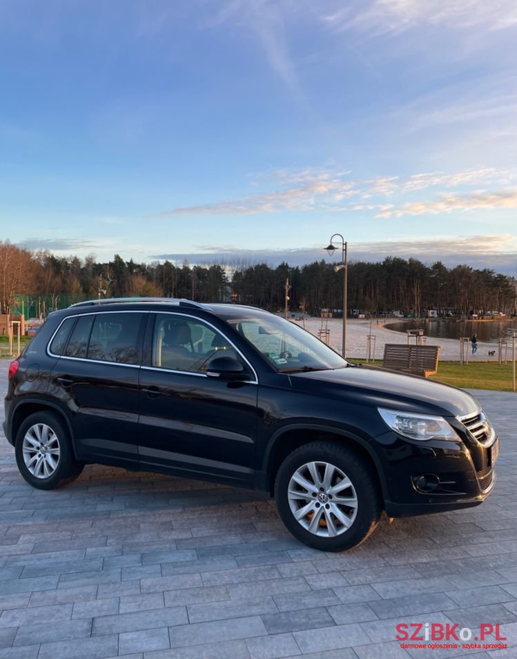 2011' Volkswagen Tiguan photo #2