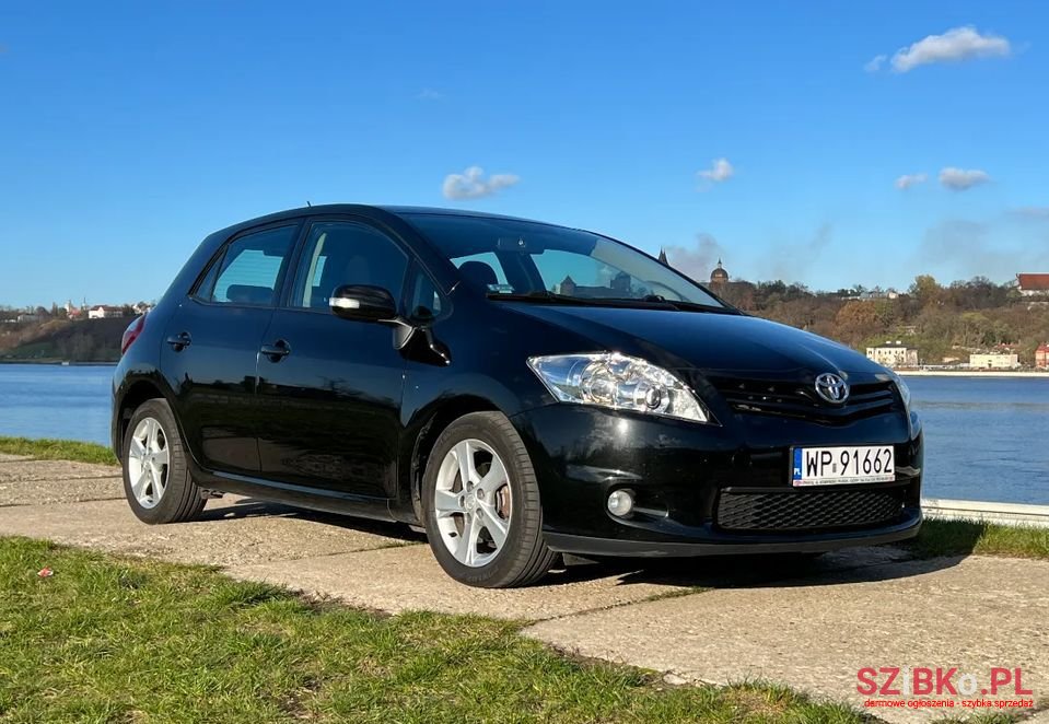 2011' Toyota Auris photo #1