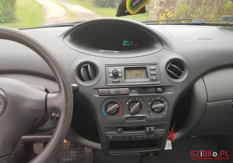 2004' Toyota Yaris photo #3