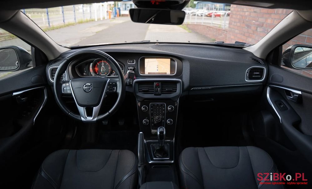 2017' Volvo V40 Cross Country photo #3